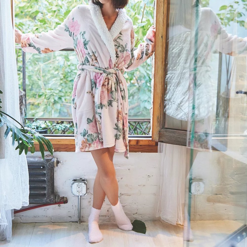 NEW Flora Nikrooz Women Joy Pink 2 Piece Short Plush Collar Robe & Sock Set - Picture 4 of 7